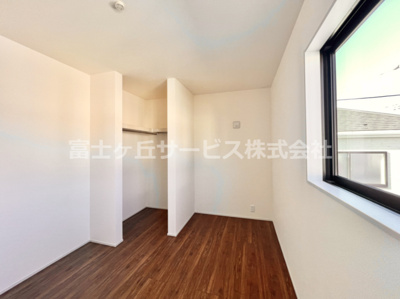 【洋室】 | 富士宮市万野原新田 2期 新築一戸建て 2号棟 | 5.1帖の洋室です