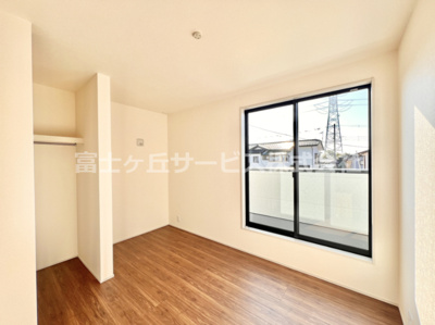 【洋室】 | 富士宮市万野原新田 2期 新築一戸建て 2号棟 | 5.1帖の洋室です