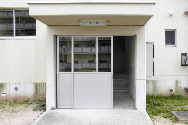 ビレッジハウス植田1号棟のエントランス