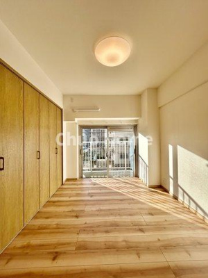 【寝室】 | 葛西パークサイドハイツ | 【寝室】心と体をゆったりと安らげる主寝室。寝室のゆとりが大きい分だけ、暮らしの安らぎは深まります。一日の疲れを癒すだけでなく、ご夫婦の親密な語らいを紡ぎ出します