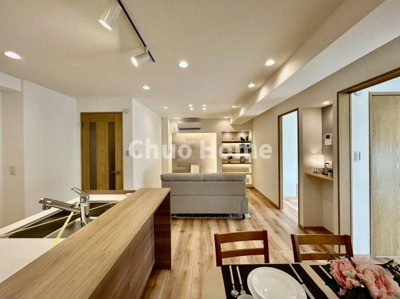 【キッチン】 | 葛西パークサイドハイツ | 視界に広がりを生むオープンなキッチン。料理や片付けをしながら、家族との会話を楽しんだり、リビングで遊ぶ子どもを見守れます。ご見学時には家具の配置などもイメージしながらぜひご覧になって見て下さい。