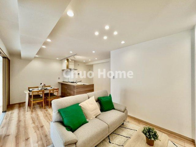 【居間・リビング】 | 葛西パークサイドハイツ | 【居間・リビング】「ＬＤＫは家族団らんをデザイン」広いＬＤＫでは家族が集まり一緒の時間を過ごせる工夫がされております。何気ない一日の当たり前のひとコマがいつか一生の宝物になります