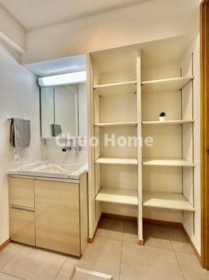 【独立洗面台】 | 葛西パークサイドハイツ | 【洗面化粧台】洗面化粧台には三面鏡を採用。身だしなみを整えやすい事はもちろんですが、鏡の後ろに収納スペースを設ける事により、散らかりやすい洗面スペースをすっきりさせる事が出来るのも嬉しいですね