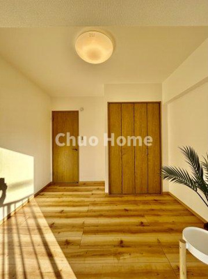 【洋室】 | 葛西パークサイドハイツ | 【洋室】快適に過ごす条件は、一人ひとり違います。だからこそ飾り過ぎないシンプルな内装と偏り過ぎないデザインで統一しております。居住していく中でオーナー様だけの【マイホーム】に創り上げて下さい