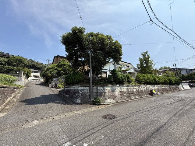 南・西側道路　開放感あり　分譲地内