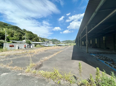 【前面道路含む現地写真】 | 岡山県瀬戸内市邑久町庄田　倉庫付き土地