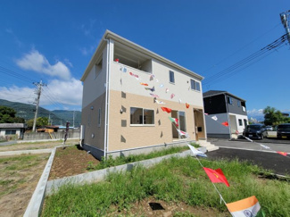 【外観】 | 駐車場の奥に庭があります　駐車場に転用も可能です。