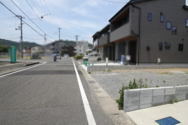百石町2丁目　4号地　新築戸建【太陽光発電システム　5.34ｋｗ】の前面道路含む現地写真