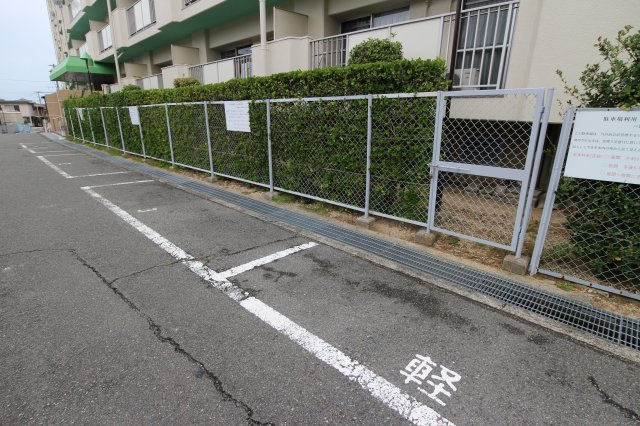 パレス朝霧ヶ丘の駐車場
