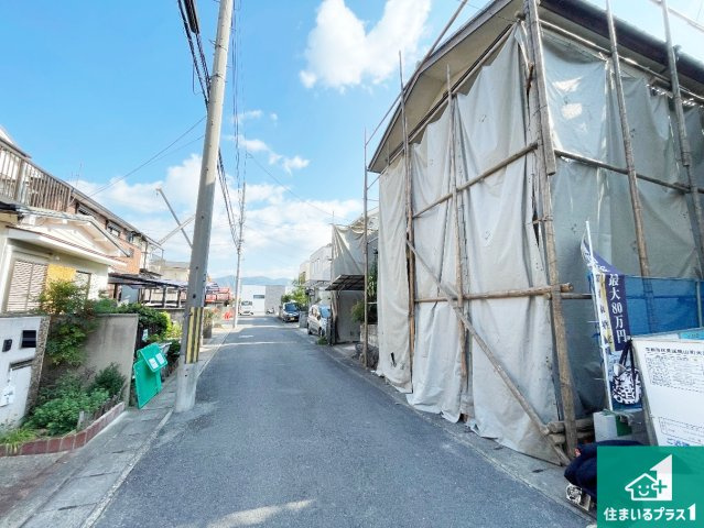 京都市伏見区桃山町大島　第3期　新築一戸建ての前面道路含む現地写真|周辺は落ち着いた街並みの住宅地！子育てがしやすい住環境です！まだ未完成ですが、現地でしかわからない事もございます。是非一度ご覧ください。