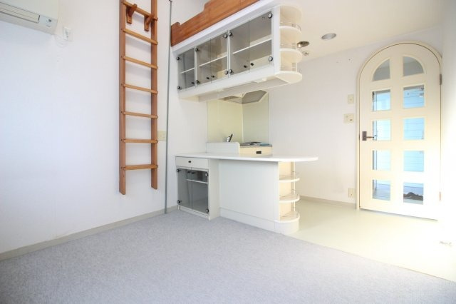 明るい色調の室内です