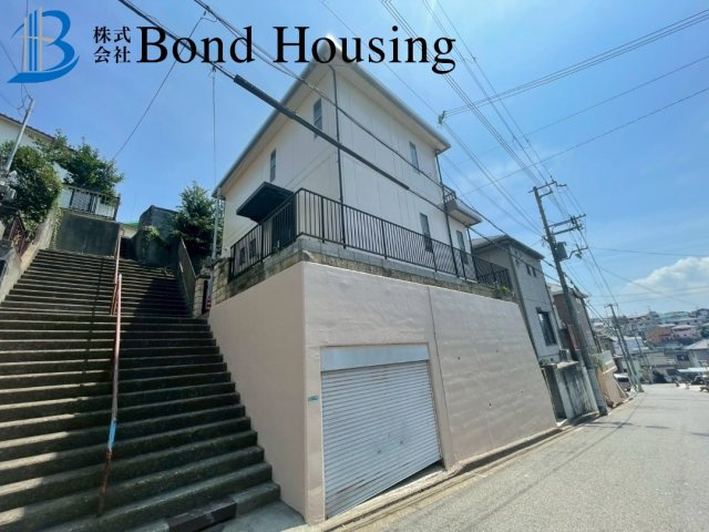 令和7年9月リフォーム完成予定　北朝霧丘2丁目　良質中古戸建の前面道路含む現地写真