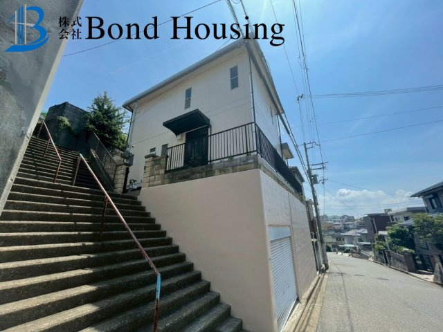 令和7年9月リフォーム完成予定　北朝霧丘2丁目　良質中古戸建の前面道路含む現地写真