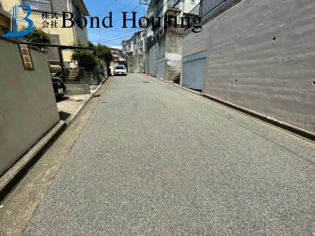 令和7年9月リフォーム完成予定　北朝霧丘2丁目　良質中古戸建の前面道路含む現地写真