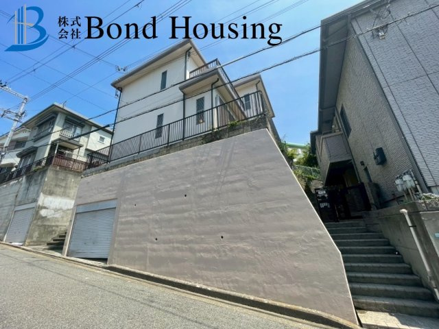 令和7年9月リフォーム完成予定　北朝霧丘2丁目　良質中古戸建の前面道路含む現地写真