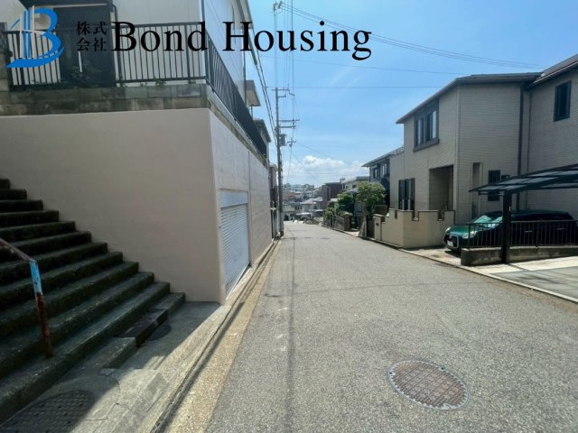 令和7年9月リフォーム完成予定　北朝霧丘2丁目　良質中古戸建の前面道路含む現地写真