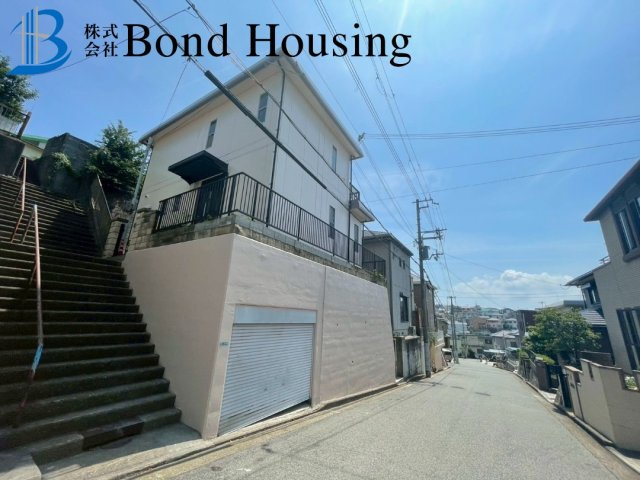 令和7年9月リフォーム完成予定　北朝霧丘2丁目　良質中古戸建の前面道路含む現地写真