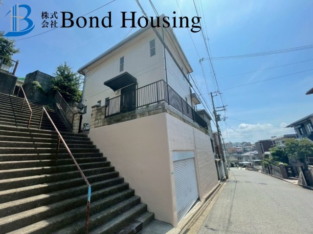 令和7年9月リフォーム完成予定　北朝霧丘2丁目　良質中古戸建の前面道路含む現地写真