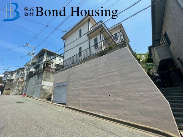 令和7年9月リフォーム完成予定　北朝霧丘2丁目　良質中古戸建の前面道路含む現地写真