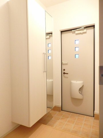 サン　フィオーレⅡの玄関|収納もある玄関です