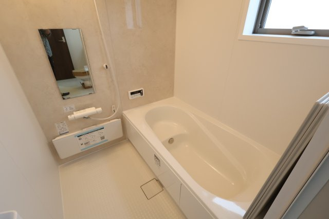 《仲介手数料無料》岩槻区西原台２丁目4(1号棟)新築一戸建てリーブルガーデンの浴室|撮影日 2025年10月31日 14:00 雨