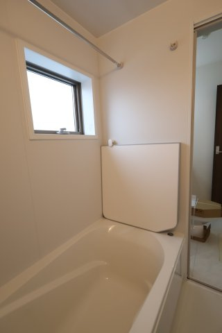 《仲介手数料無料》岩槻区西原台２丁目4(1号棟)新築一戸建てリーブルガーデンの浴室|撮影日 2025年10月31日 14:00 雨