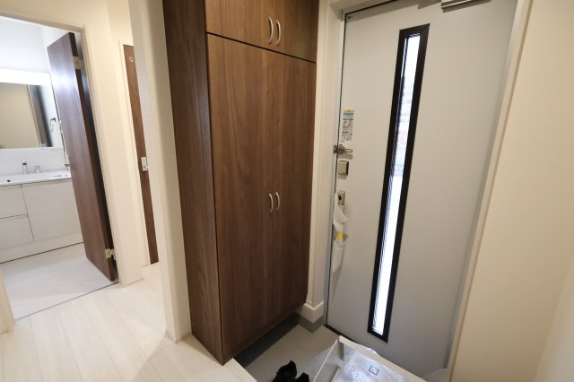 《仲介手数料無料》岩槻区西原台２丁目4(1号棟)新築一戸建てリーブルガーデンの玄関|撮影日 2025年10月31日 14:00 雨