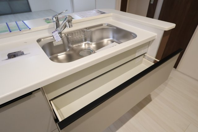 《仲介手数料無料》岩槻区西原台２丁目4(1号棟)新築一戸建てリーブルガーデンのキッチン|撮影日 2025年10月31日 14:00 雨