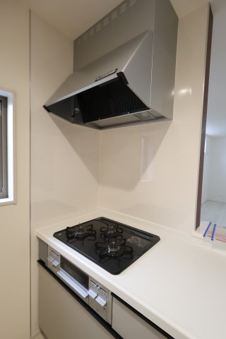 《仲介手数料無料》岩槻区西原台２丁目4(1号棟)新築一戸建てリーブルガーデンのキッチン|撮影日 2025年10月31日 14:00 雨