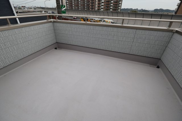 《仲介手数料無料》岩槻区西原台２丁目4(1号棟)新築一戸建てリーブルガーデンのバルコニー|撮影日 2025年10月31日 14:00 雨