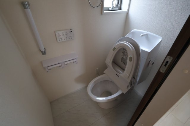 《仲介手数料無料》岩槻区西原台２丁目4(1号棟)新築一戸建てリーブルガーデンのトイレ|撮影日 2025年10月31日 14:00 雨