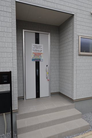 《仲介手数料無料》岩槻区西原台２丁目4(1号棟)新築一戸建てリーブルガーデンの玄関|撮影日 2025年10月31日 14:00 雨