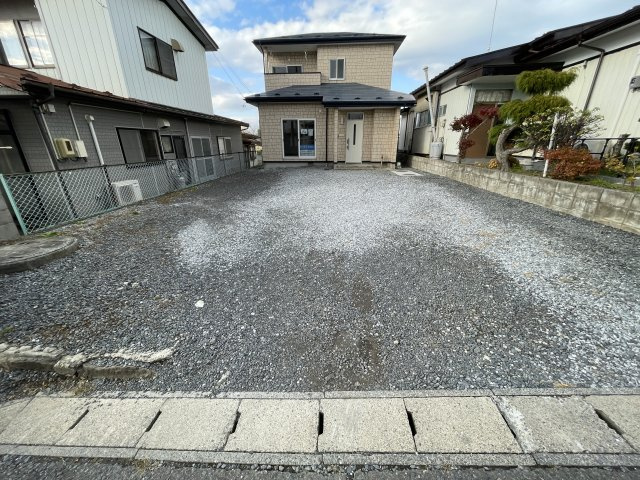 八戸市大字妙字間山の駐車場|駐車場は縦並列で普通車4台は駐車可能です。