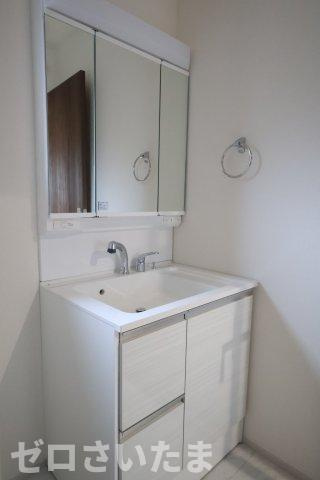 《仲介手数料無料》岩槻区西原台２丁目4新築一戸建てリーブルガーデンの独立洗面台|撮影日 2025年10月31日 14:00 雨