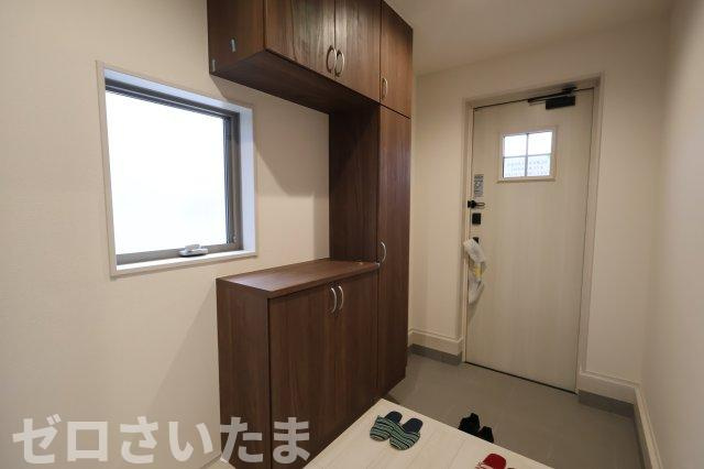 《仲介手数料無料》岩槻区西原台２丁目4新築一戸建てリーブルガーデンの玄関|撮影日 2025年10月31日 14:00 雨