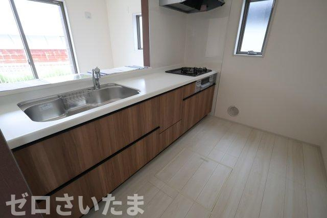 《仲介手数料無料》岩槻区西原台２丁目4新築一戸建てリーブルガーデンのキッチン|撮影日 2025年10月31日 14:00 雨