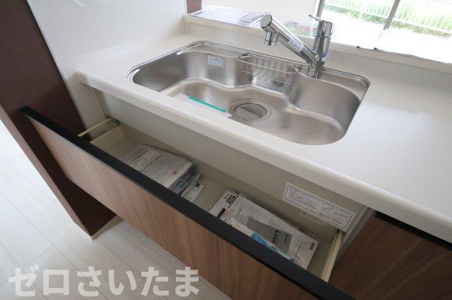 《仲介手数料無料》岩槻区西原台２丁目4新築一戸建てリーブルガーデンの居間・リビング|撮影日 2025年10月31日 14:00 雨