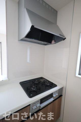 《仲介手数料無料》岩槻区西原台２丁目4新築一戸建てリーブルガーデンのキッチン|撮影日 2025年10月31日 14:00 雨