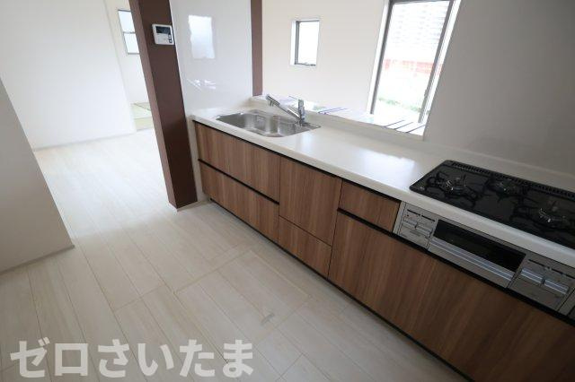 《仲介手数料無料》岩槻区西原台２丁目4新築一戸建てリーブルガーデンのキッチン|撮影日 2025年10月31日 14:00 雨