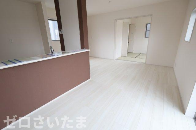 《仲介手数料無料》岩槻区西原台２丁目4新築一戸建てリーブルガーデンの居間・リビング|撮影日 2025年10月31日 14:00 雨