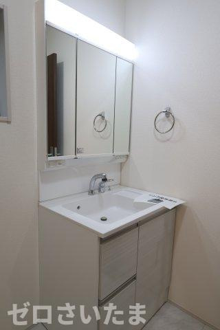 《仲介手数料無料》岩槻区西原台２丁目4新築一戸建てリーブルガーデンの独立洗面台|撮影日 2025年10月31日 14:00 雨