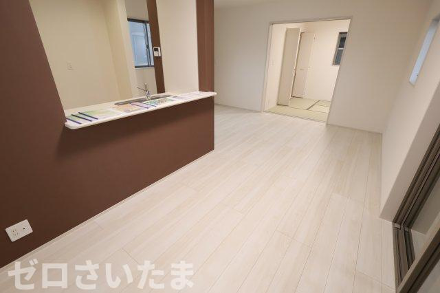 《仲介手数料無料》岩槻区西原台２丁目4新築一戸建てリーブルガーデンの居間・リビング|撮影日 2025年10月31日 14:00 雨