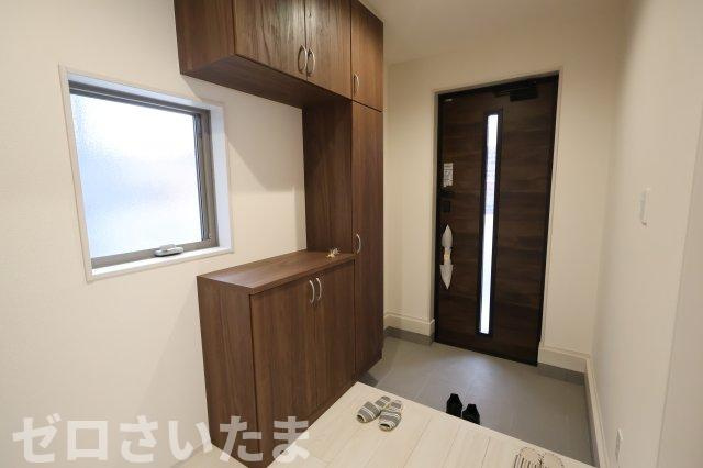 《仲介手数料無料》岩槻区西原台２丁目4新築一戸建てリーブルガーデンの玄関|撮影日 2025年10月31日 14:00 雨