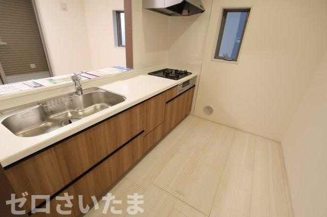《仲介手数料無料》岩槻区西原台２丁目4新築一戸建てリーブルガーデンのキッチン|撮影日 2025年10月31日 14:00 雨