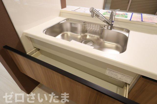 《仲介手数料無料》岩槻区西原台２丁目4新築一戸建てリーブルガーデンのキッチン|撮影日 2025年10月31日 14:00 雨