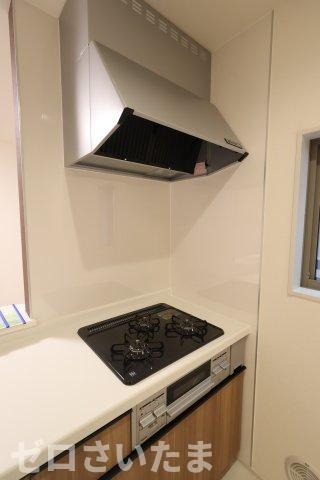 《仲介手数料無料》岩槻区西原台２丁目4新築一戸建てリーブルガーデンのキッチン|撮影日 2025年10月31日 14:00 雨
