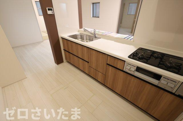 《仲介手数料無料》岩槻区西原台２丁目4新築一戸建てリーブルガーデンのキッチン|撮影日 2025年10月31日 14:00 雨
