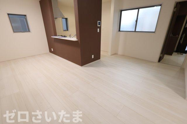 《仲介手数料無料》岩槻区西原台２丁目4新築一戸建てリーブルガーデンの居間・リビング|撮影日 2025年10月31日 14:00 雨