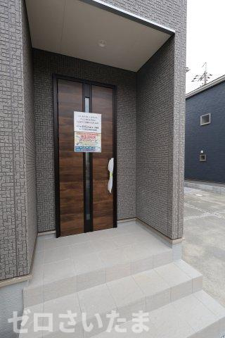 《仲介手数料無料》岩槻区西原台２丁目4新築一戸建てリーブルガーデンの玄関|撮影日 2025年10月31日 14:00 雨