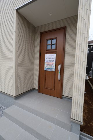 《仲介手数料無料》岩槻区西原台２丁目4(4号棟)新築一戸建てリーブルガーデンの玄関|撮影日 2025年10月31日 14:00 雨